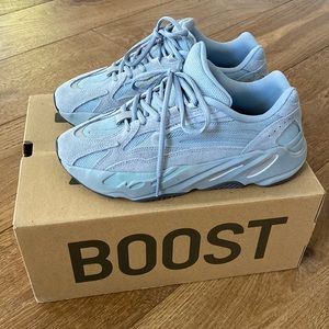 Yeezy Boost 700 V2